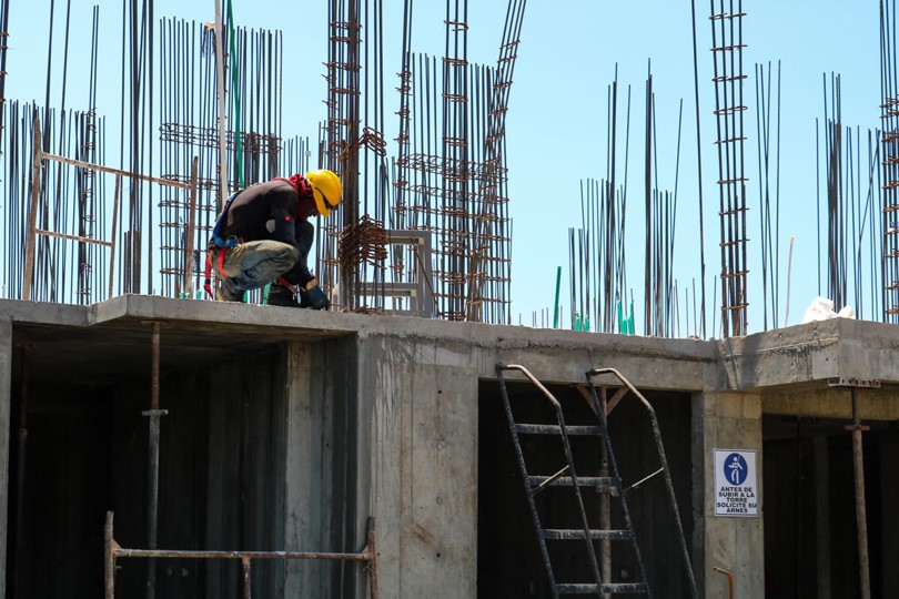 Personal de GpSoluciones trabajando en la obra