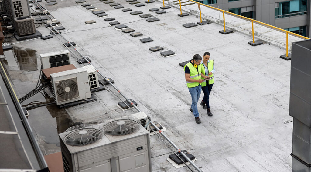 Personal de GpSoluciones realizarizando mantenimiento a techos industriales