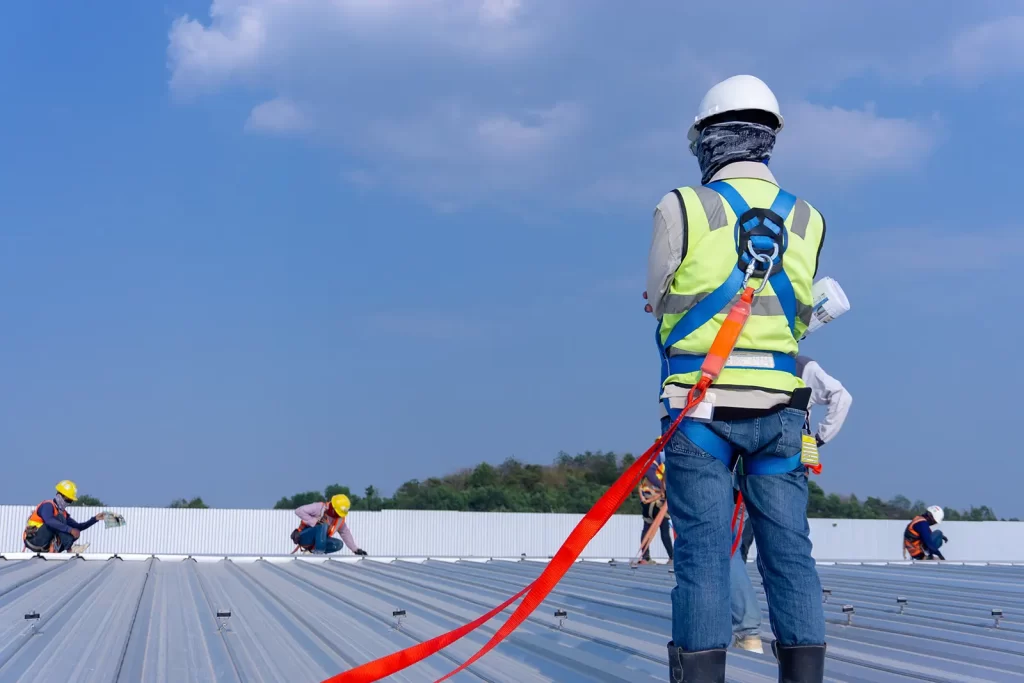 Personal de GpSoluciones realizarizando mantenimiento a techos industriales
