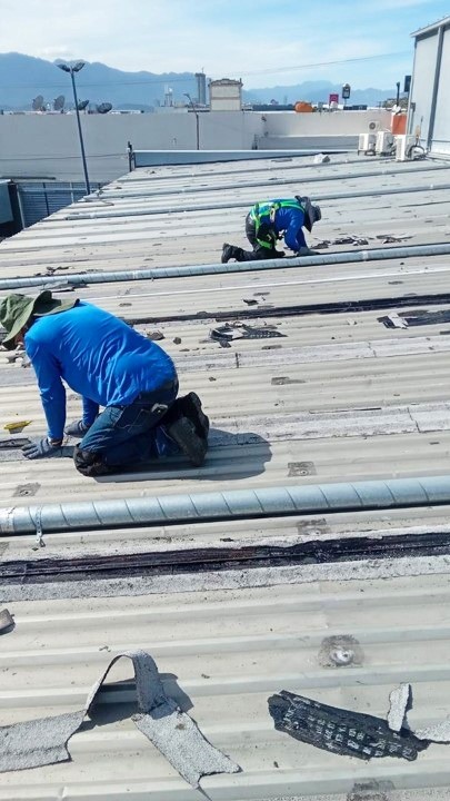 Se muestran trabajadores atendiendo un techo en mal estado, GP Soluciones INdustriales brindando servicio de mantenimiento y reparación.